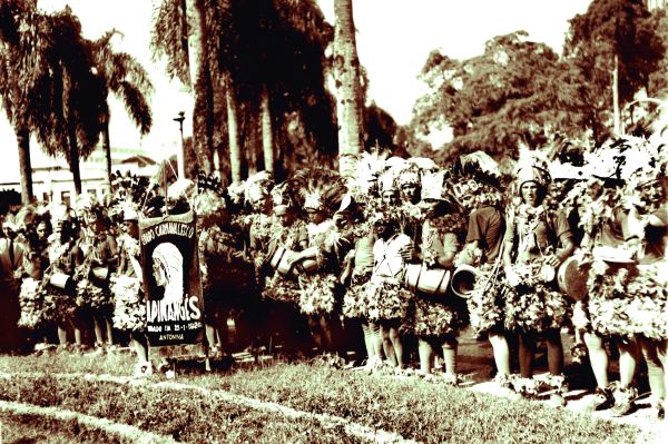 Bloco dos Apinagés, de Antonina, concentrado na Praça Osório para seu desfile em Curitiba, em 1950 | Arquivo Cid Destefani