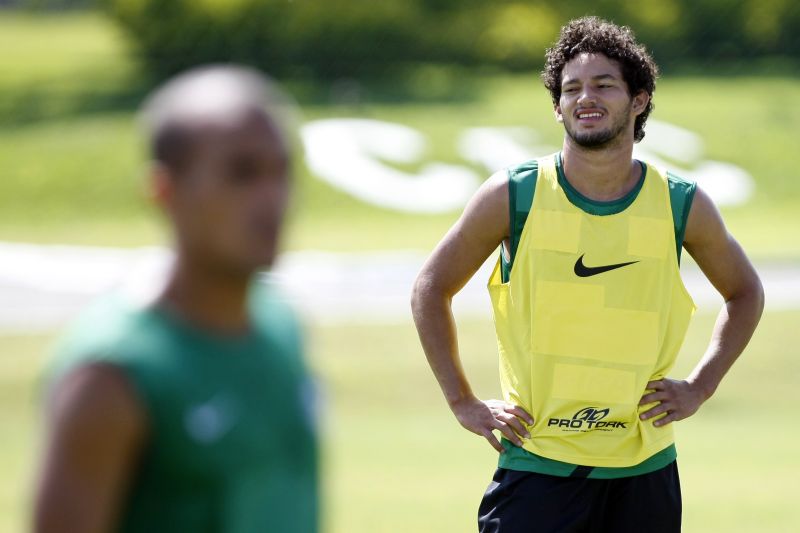 Arthur pode ganhar vaga no time titular do Coxa que enfrenta o Paraná | Henry Milléo / Gazeta do Povo