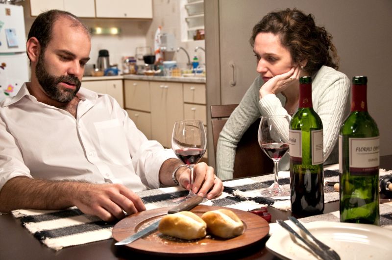 Marat Descartes e Helena Albergaria vivem um casal em crise no longa-metragem Trabalhar Cansa | Divulgação