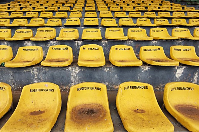 A venda de cadeiras cativas ajudou a financiar o estádio de Cambará, atualmente inativo |