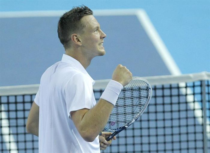 O tenista tcheco Tomas Berdych comemora sua vitória contra o russo Dmitry Tursunov, na semi-final do ATP 250 de Marselha | EFE/EPA/GUILLAUME HORCAJUELO