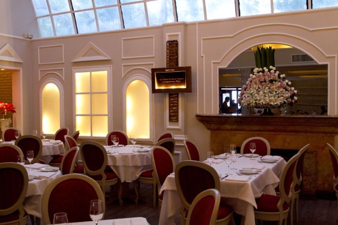 Sala principal do Restaurante Piantella. Na parede, a placa em homenagem ao ex-deputado e ex-presidente da Câmara Luis Eduardo Magalhães, já falecido, que costumava frequentar o restaurante | 