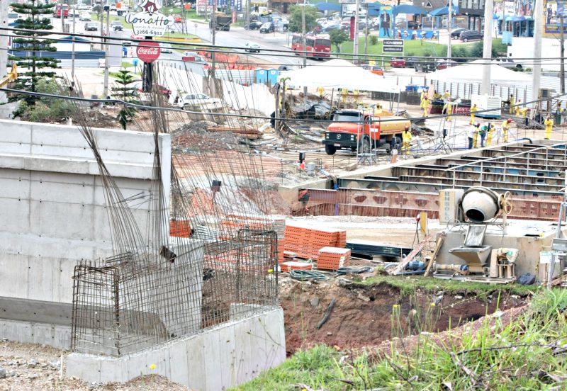 Obras no viaduto estaiado, que integra o corredor Aeroporto-Rodoviária: contrapartida de Curitiba passa de R$ 3,2 milhões para R$ 82,5 milhões | Aniele Nascimento/ Gazeta do Povo