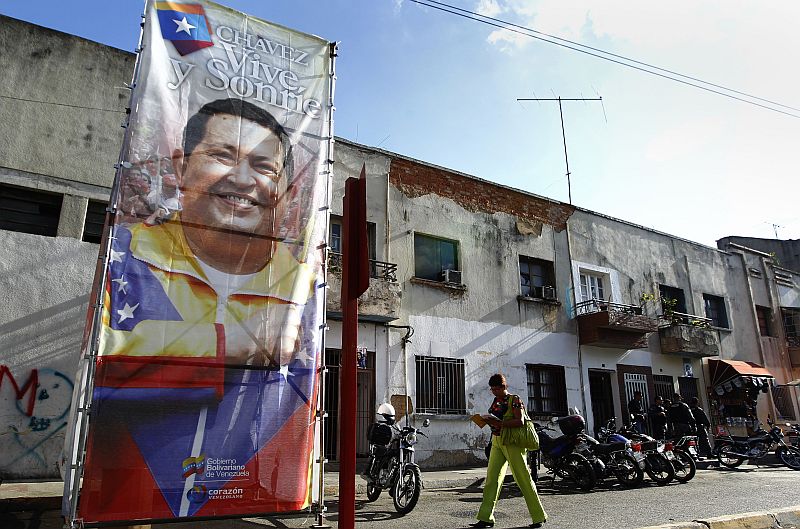 Cartaz em Caracas mostra a imagem do presidente venezuelano Hugo Chávez: pesquisa revela que a maioria da população do país acredita na recuperação da saúde de Chávez | REUTERS/Carlos Garcia Rawlins