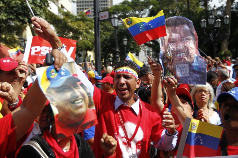 Venezuelanos comemoram o retorno de Chávez | REUTERS/Carlos Garcia Rawlins
