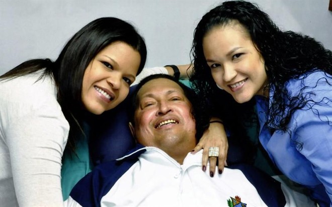 Chavez foi fotografado ao lado das filhas. Ele está em Cuba e se recupera de uma cirurgia | EFE/PRENSA DE MIRAFLORES