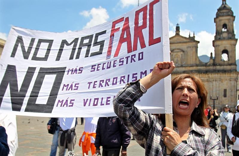 Dezenas de manifestantes se reuniram em Bogotá para protestar contra os sequestros realizados pelas Farc | EFE/LEONARDO MUÑOZ