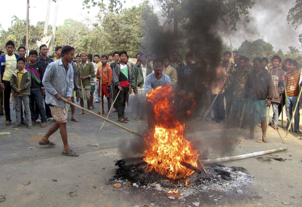 Manifestantes indianos protestam contra a realização de eleições municipais na região de Assam | Reuters