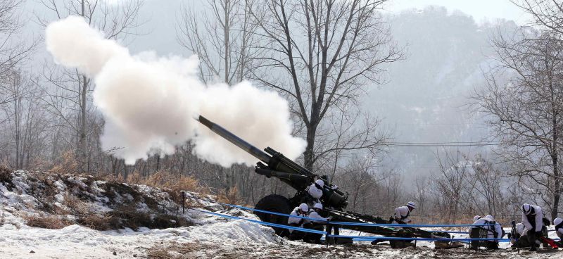 Soldados sul-coreanos da participam de uma simulação de incêndio perto da zona desmilitarizada que separa as duas Coreias | REUTERS/Lee Sang-hak/Yonhap