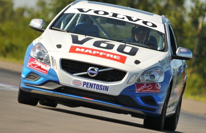O desempenho da Racing na pista é mais impressionante do que a versão 3.0 de 300 cavalos da V60R |