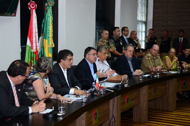 O ministro José Eduardo Cardozo (Justiça) anunciaram a transferência de 40 criminosos de Santa Catarina a presídios federais de segurança máxima em resposta aos atentados |