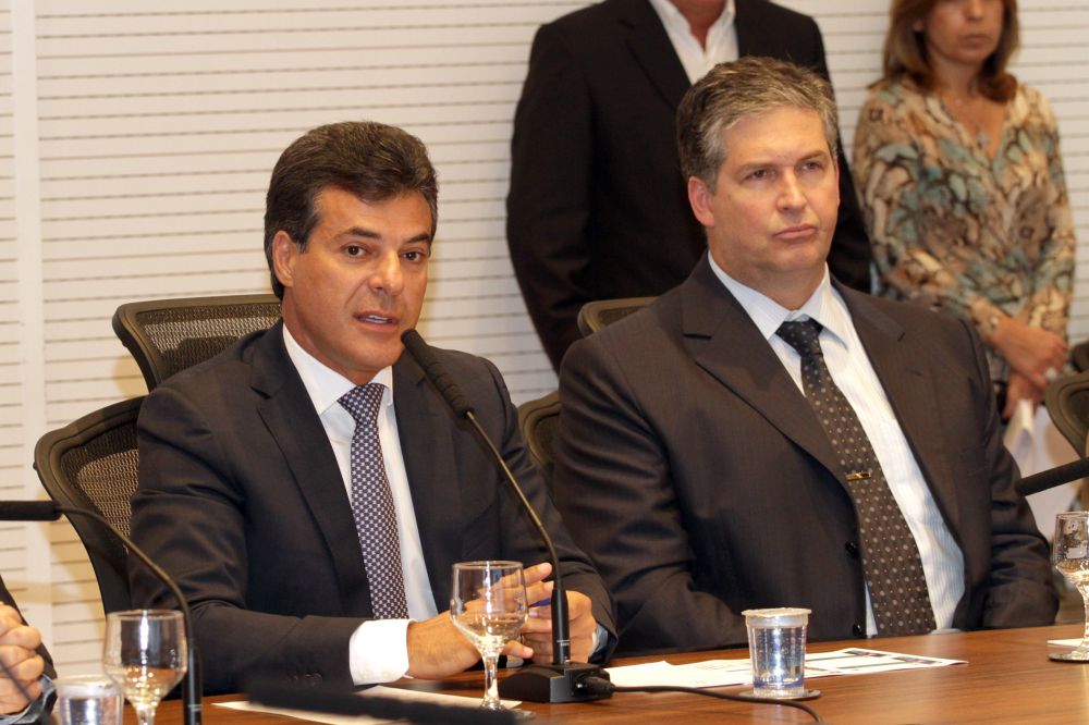 Superintendente dos portos de Paranaguá e Antonina, Luiz Henrique Dividino (à dir.) e Beto Richa anunciam o plano | Agência Estadual de Notícias/Arnaldo Alves