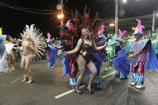 Internautas homenagearam Pinhais na passarela curitibana do samba |