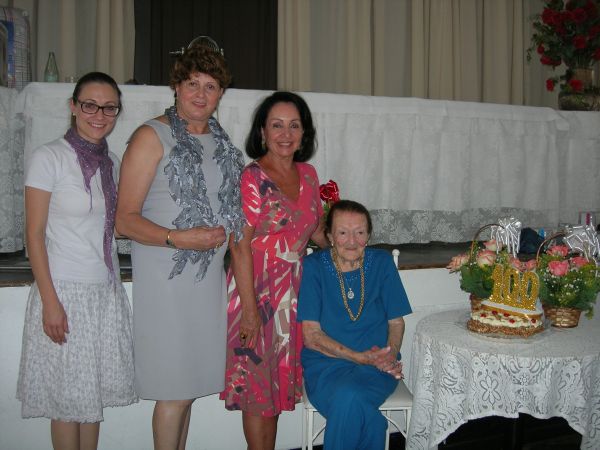 Dona Síria Chede Corrêa de Castro ganhou festa especial ontem pelos seus 100 anos. A comemoração foi durante o chá beneficente promovido pelo Departamento Feminino do Sindicato dos Clubes do Paraná (Sindiclubes-PR), presidido por ela, na Sociedade Thalia. Entre as convidadas, Karoline Tartas (à esq.), mulher do presidente do Sindiclubes, Paulo Colnaghi; Maria Helena Schultz (ao centro), primeira-dama da Sociedade Thalia; e Terezinha Pereira Abagge, diretora-geral do Clube Curitibano | Angélica Fenley Belich