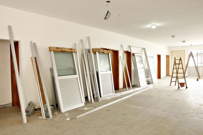 ...janelas e portas ainda não tenham sido instaladas na instituição de ensino |