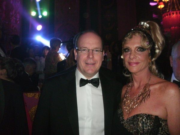 Discreto e simpático, o príncipe Albert, de Mônaco, na foto, com a colunista Iza Zilli, foi a grande presença no gala do Hotel Copacabana Palace, o ponto alto e glamuroso do carnaval carioca, em noite majestosa produzida por Zeka Marquez, com o tema Sherazade | Roberto Soares
