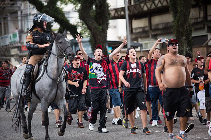 Torcida atleticana é escoltada pela Polícia Militar até o Couto Pereira para o clássico com o Coritiba | Bruno Covello / Gazeta do Povo