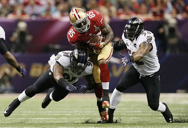 Vernon Davis do 49ers sofre forte marcação do Ravens |
