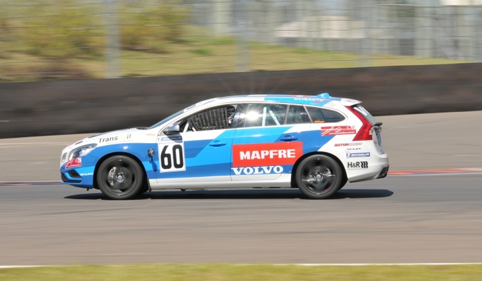 Com pintura branca e azul e rodas de 18 polegadas, a Racing sofreu modificações na suspensão e teve os equipamentos removidos do interior | Paolo Reis/ VolvoCars