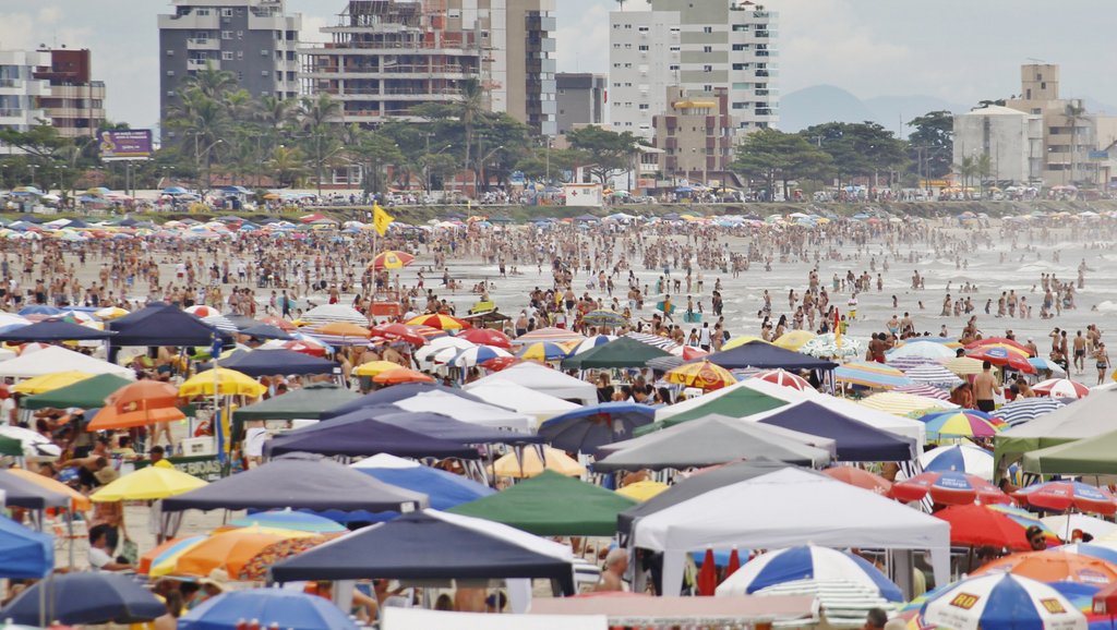 Mesmo com tempo instável, veranistas lotaram a Praia de Caiobá neste domingo | Daniel Castellano/Agencia de Noticias Gazeta do Povo