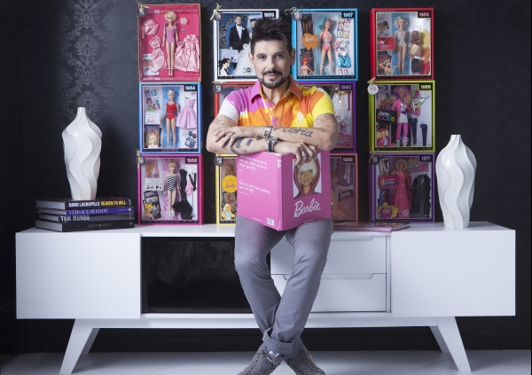 Victor Sálvaro começa 2013 com o pé direito. Ele foi convidado para produzir um editorial de moda sobre o Brasil e o Paraná para a edição brasileira da revista WOW, que será lançada no início de março em Berlim. Além do editorial, ele será personagem de uma matéria para a qual posou com sua famosa coleção de bonecas Barbie | Marcos Mancinni