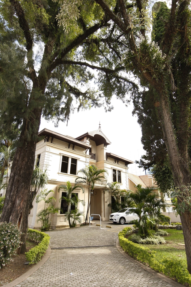 Mansão da Avenida do Batel, esquina com a Rua Costa Carvalho, pode ser o próximo imóvel cadastrado como unidade de interesse de preservação a ser demolido: três vitórias dos proprietários na Justiça e outros pedidos de demolição a caminho | Antonio More/ Gazeta do Povo