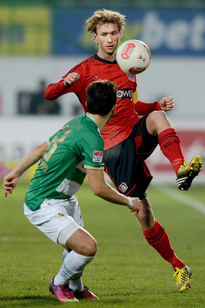 Simon Rolfes (à direita), do Bayer Leverkusen, em jogada com Matthias Zimmermann, do Greuther Furth | EFE/EPA/David Ebener