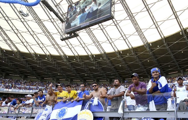 Torcedores acompanham o primeiro jogo no novo estádio em Belo Horizonte |