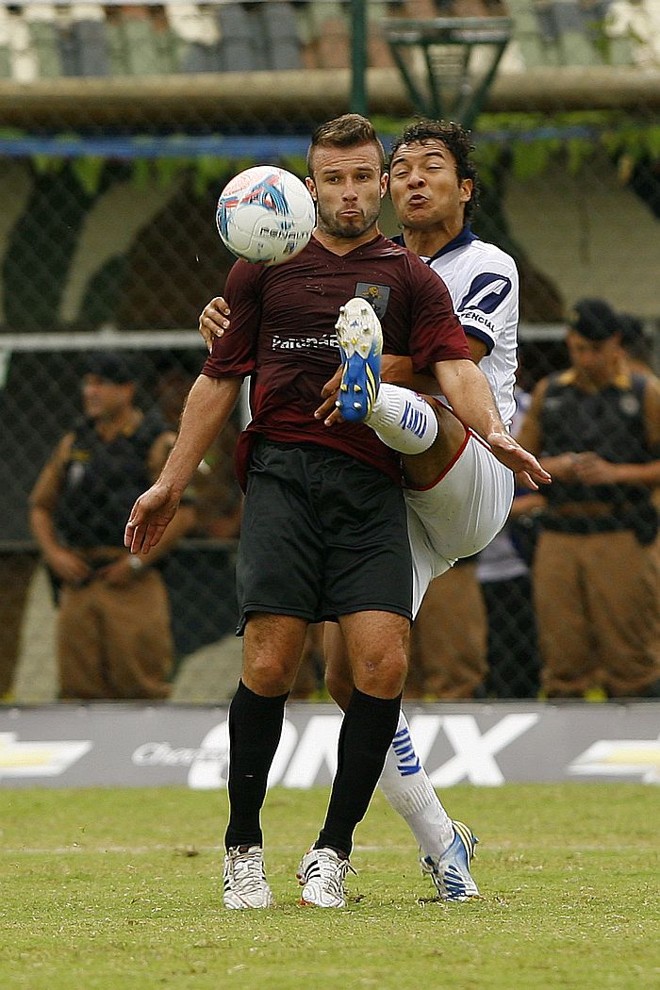 Alex Alves tenta tirar a bola de Bruno Batata |