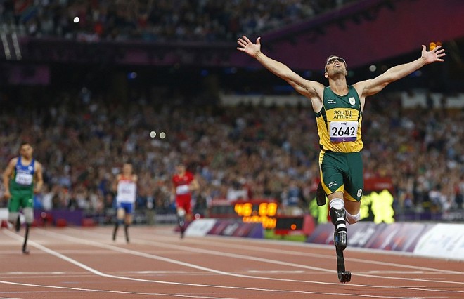 Oscar Pistorius comemora o ouro em sua especialidade: os 400 metros rasos T44 na Paraolímpiada de Londres | 