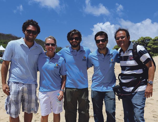 O lançamento do projeto Praia sem Barreiras, em Fernando de Noronha. contou com a presença da paranaense Juliane Poitevin, gerente de marketing da Cataratas do Iguaçu S/A, na foto com Tuca Sultanum, do Blue Marlin (à esq), Ricardo Araújo, chefe do Parque Nacional Marinho Fernando de Noronha, Pablo Mórbis, gerente da Econoronha e Hayrton Almeida, do receptivo Atalaia. Com a iniciativa, a Praia do Sueste, em Noronha, passa a ter acessibilidade total, com esteiras e cadeiras anfíbias, que entram no mar, para cadeirantes e pessoas com dificuldade de locomoção | Marta Granville