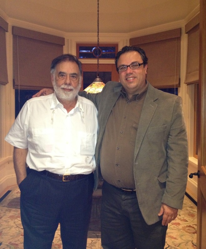 O cineasta Francis Ford Coppola (à esq.) com o diretor de Negócios da Rede Bourbon de Hotéis, Francisco Calvo, em sua casa em Nappa Valley. Na foto a seguir, detalhe do jardim interno do hotel de Coppola em Buenos Aires |