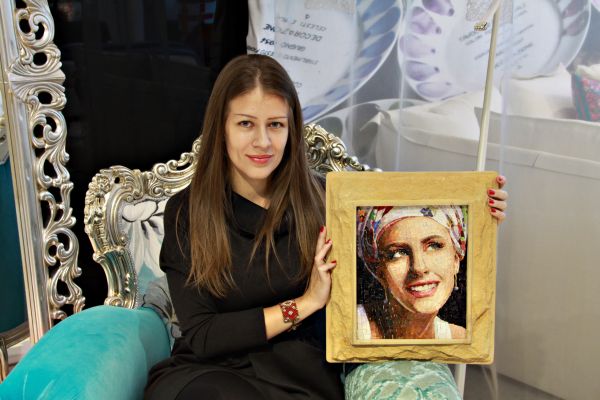 A artista sérvia Andjelka Radojevic, formada em Belas Artes em Belgrado, está no Brasil para ensinar a arte, ainda pouco difundida por aqui, de retratos em mosaico, com luz e sombras na composição. Mosaicistas de diversos estados participam dos workshops que terminam amanhã em Curitiba, organizados pelo Depósito do Mosaico, da empresária Letícia Melara e da artista Bea Pereira, em parceria com a mosaicista Rosangela Kusma Gasparin | Magaly Floriano