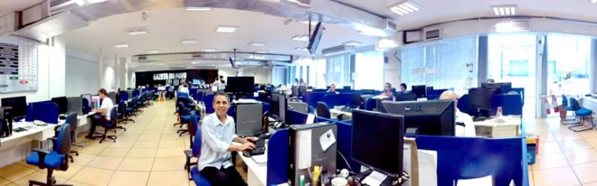 Dermandar Panorama:Aplicativo para criar imagens panorâmicas. A imagem precisa ser feita na vertical, conforme as instruções que aparecem na tela assim que o aplicativo é acionado. O funcionamento é simples: basta clicar no botão para tirar a foto e começar a girar o aparelho. Na tela há um ícone mostrando duas metades de uma esfera indo de encontro uma com a outra. Sempre que elas se encontram, o usuário deve parar de girar e aguardar a foto ser batida. Depois, é só seguir girando. Uma panorâmica tem de quatro a cinco 