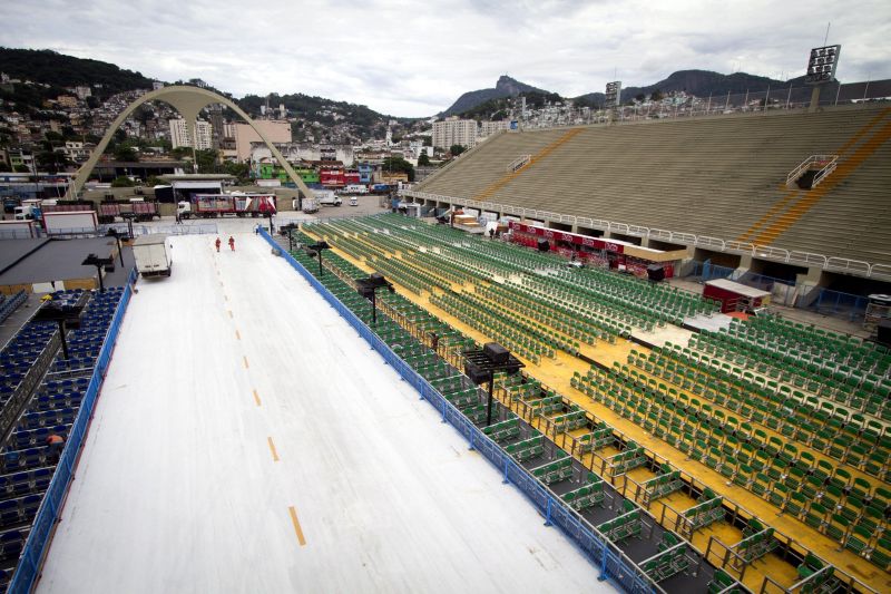 Operários trabalham nos últimos ajustes da Marquês de Sapucaí. Desfiles começam domingo | Alexandro Auler/Agência O Globo