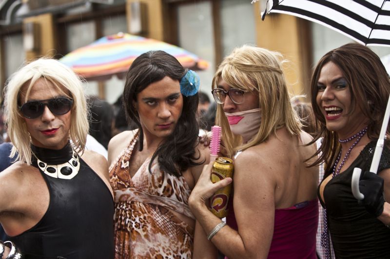 Os foliões não se espantaram com a chuva e foram fantasiados | Marcelo Andrade / AGP / Agência de Notícias Gazeta do Povo