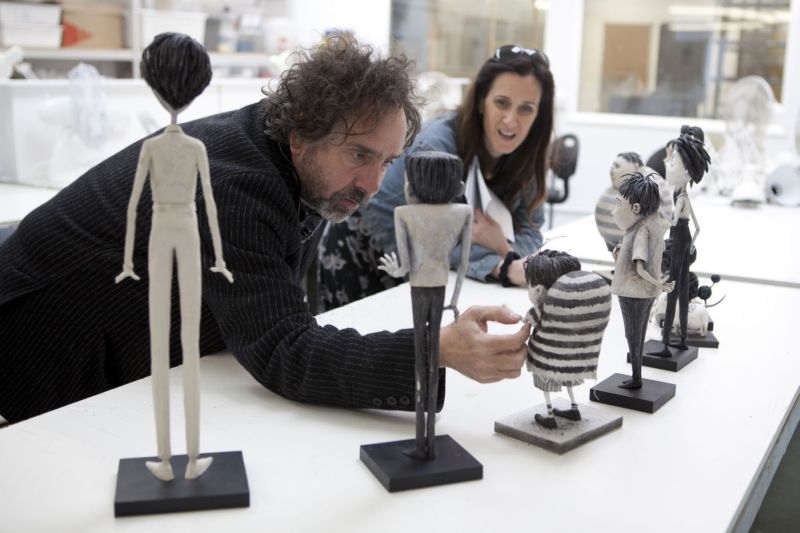 Tim Burton e seus personagens durante a filmagem | Fotos: Divulgação