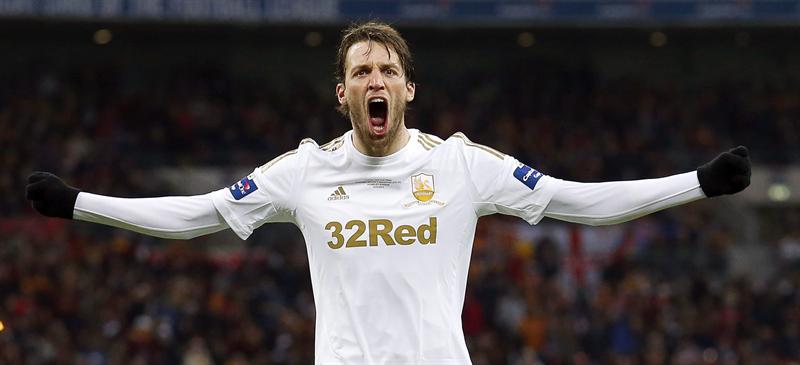Miguel Michu, do Swansea City, celebra vitória sobre o Bradford City, na final da Liga Inglesa | EFE/EPA/Kerim Okten
