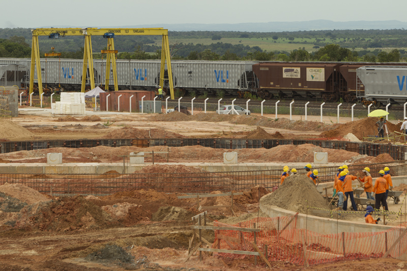Em fase inicial, obra resultará em uma estrutura para estocagem e expedição de grãos à beira da ferrovia Norte-Sul. | Marcelo Andrande / Gazeta Do Povo