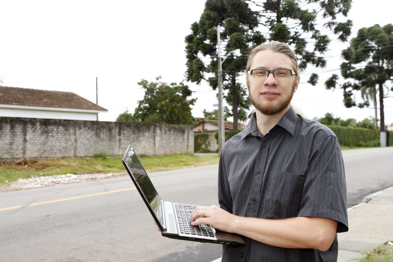 Na hora de fazer trabalhos, em vez de usar os recursos que permitem uma pesquisa mais aprofundada, eles se limitam a buscas que exijam menos esforço. -Fernando Santana Júnior, professor de informática | Antônio More / Gazeta do Povo