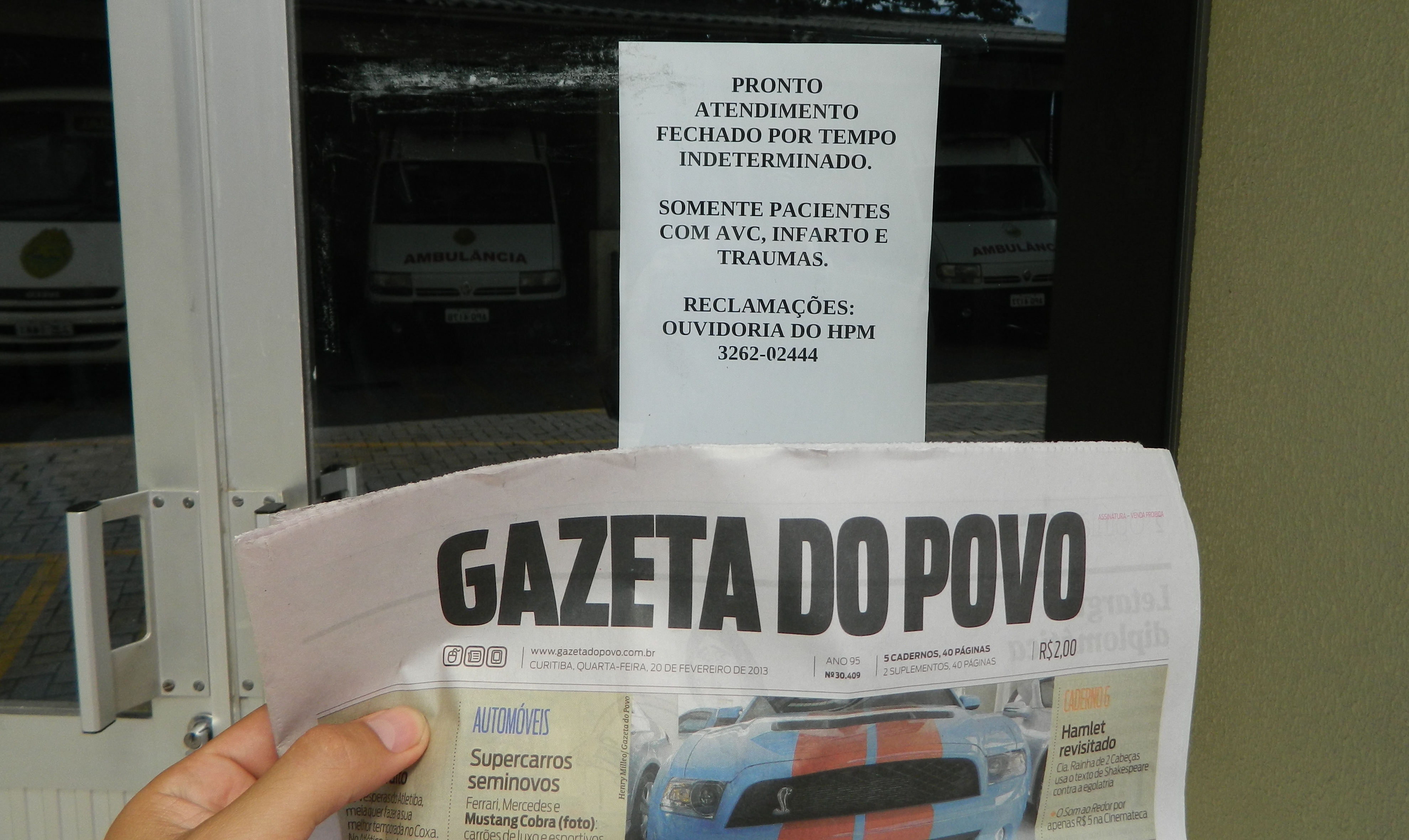 Cartaz afixado na recepção do HPM, com exemplar da Gazeta do Povo para comprovar data (20 de fevereiro) | Divulgação
