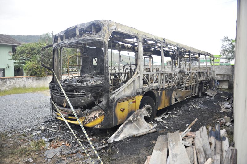 Em Gaspar, um ônibus estacionado foi destruído pelo fogo | Gilmar de Souza/ Diário Caratinense