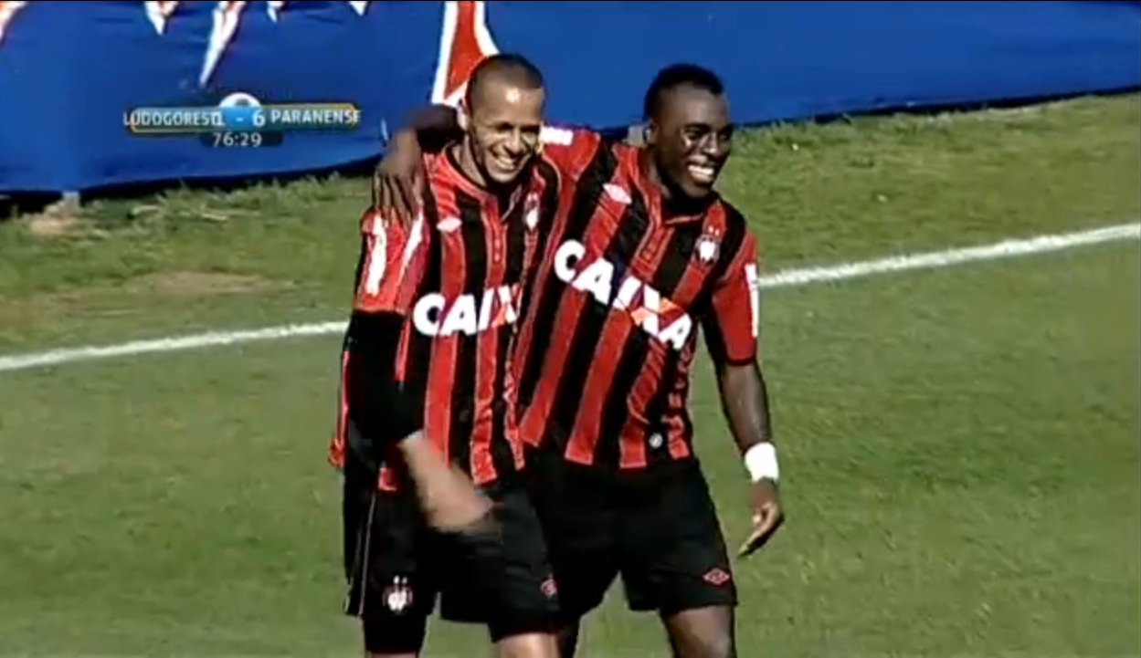 Manoel comemora seu gol na goleada atleticana | Reprodução/ LaOla1.tv