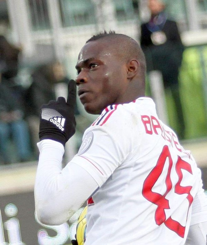 Prévia- Antes de enfrentar o Barcelona na terça-feira pela Liga dos Campeões, o Milan tem pela frente o Parma pelo Campeonato Italiano. O Rubro-Negro é apenas o quinto com 41 pontos, a 14 da líder Juventus.Mario Balotelli (foto)não terá hoje ao seu lado no ataque El Shaarawy, poupado para o duelo com o Barça | Giuseppe Ungari/EFE