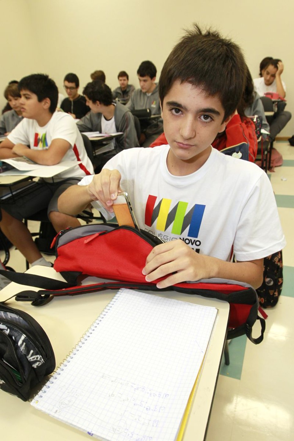 Assim como Gabriel Kienem, nenhum aluno do Novo Ateneu pode usar o celular nas aulas. A regra vale em outras escolas | Antonio More/Gazeta do Povo