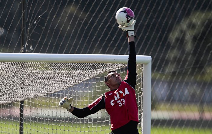 Goleiro Santos tem sido um dos poucos a não receber crítica da torcida do Atlético no Paranaense | Daniel Castellano / Gazeta do Povo