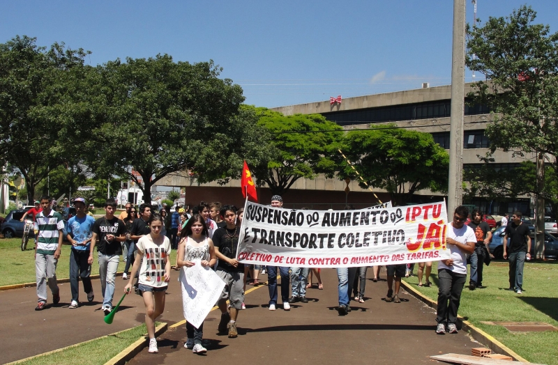 No início do ano, moradores de Cascavel protestaram contra o reajuste do IPTU | Luiz Carlos da Cruz/Gazeta do Povo