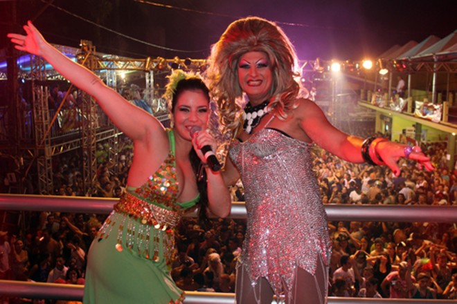 Em cima do trio elétrico, dupla mostra fôlego para animar os foliões |