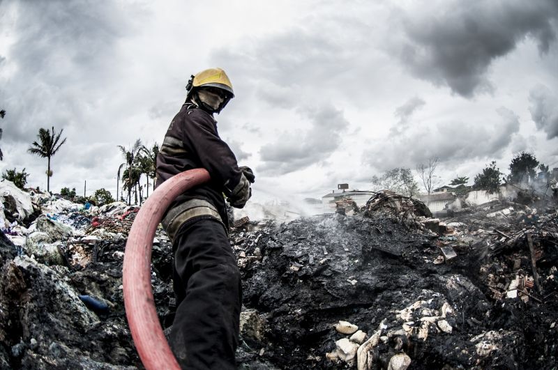 Bombeiro faz rescaldo em galpão incendiado na cidade de Navegantes: terror já dura nove dias | Marcelo Camargo/ ABr