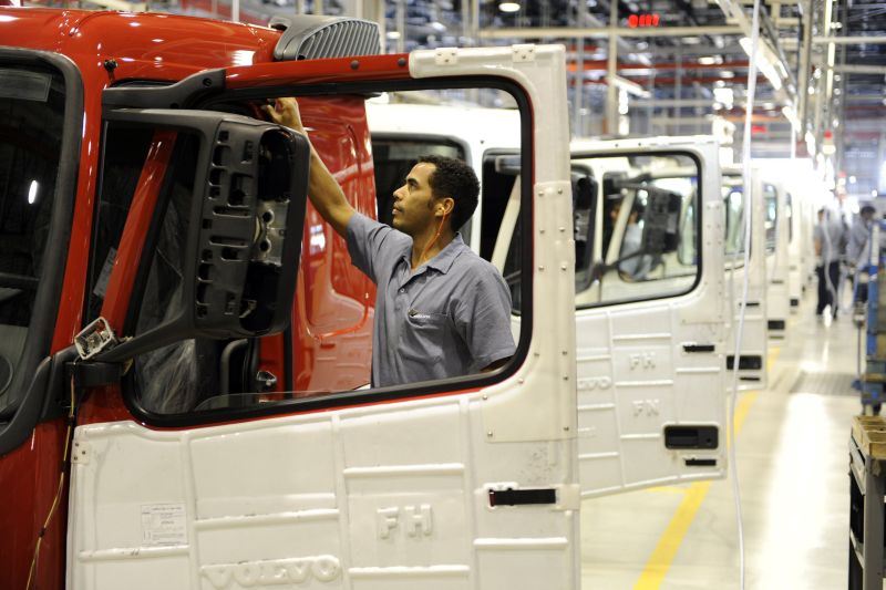 Linha de montagem da Volvo, em Curitiba: montadora prevê para os caminhões um crescimento menor que o estimado pela Anfavea | Divulgação